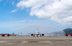 国产大飞机C919首次亮相三亚机场