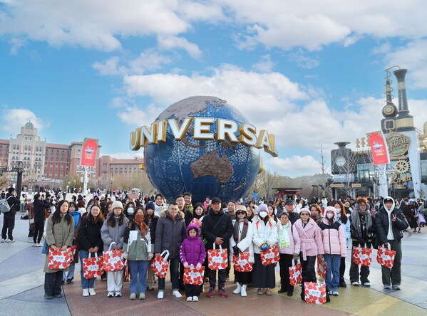 广之旅组织近百名游客体验北京环球度假区"冬季假日"，欢聚冬日大片世界