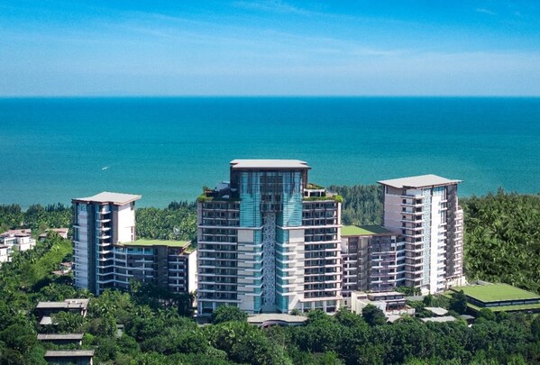 三亚海棠湾君悦酒店玫瑰海洋环保主题圣诞树，开启浪漫节日季