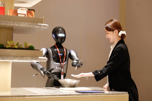 擎朗人形机器人入驻酒店打工，打造首个通用+专用机器人协作模式