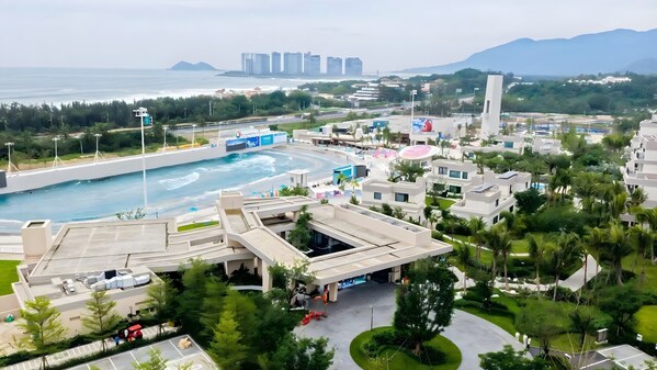 中国首个冲浪主题度假区开业 中旅逐浪点亮2026海南海洋旅游年
