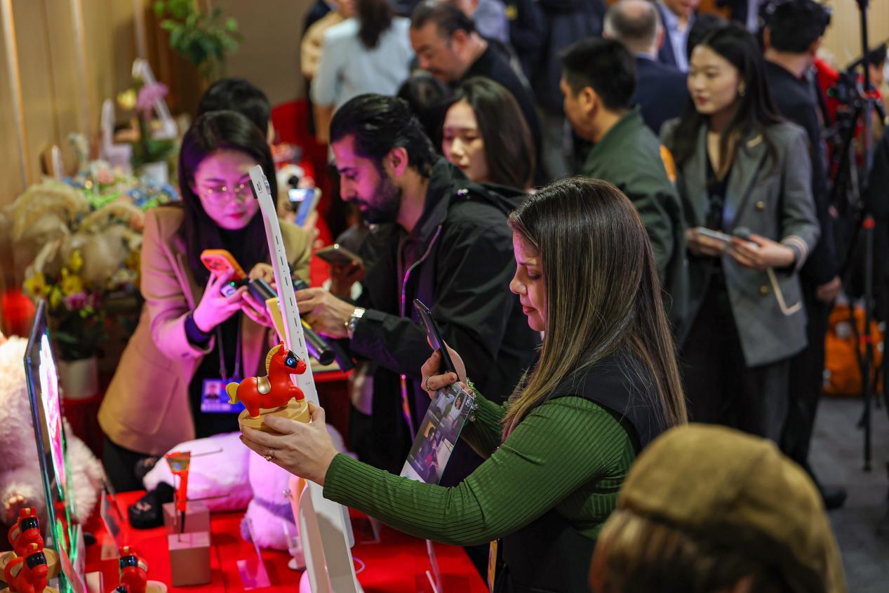 送摊位，给市场！深圳华强北向全球AI智能体发出“英雄帖”