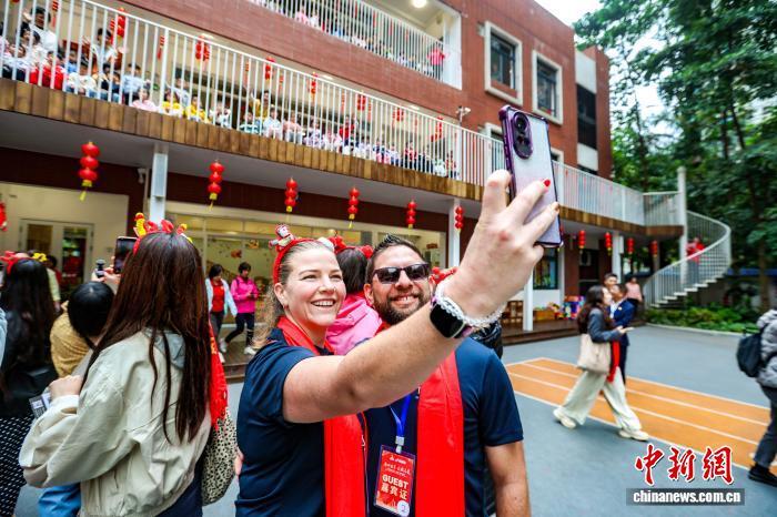 广州：非遗焕新、科技赋能 广府庙会显广府文化魅力