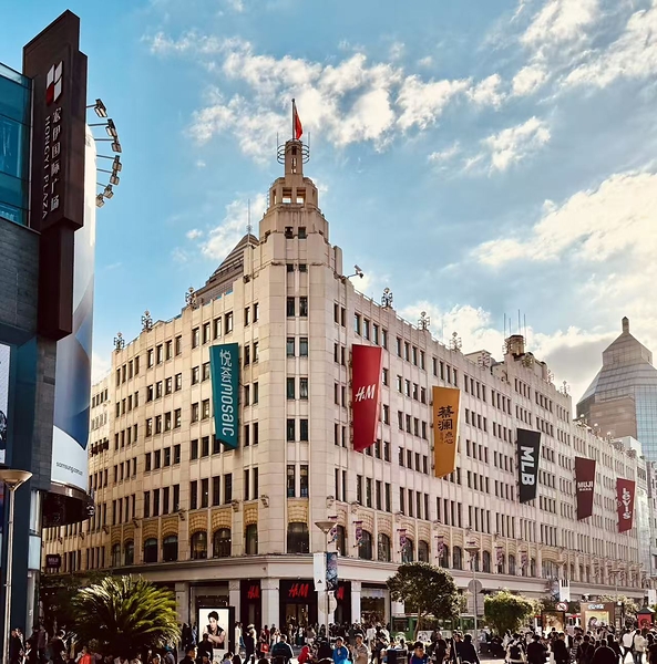 一城秋序，全球欢聚：上海悦荟广场"超级旅行者"计划，助力南京东路商圈释放文旅魅力